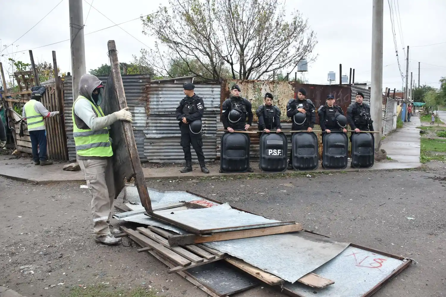 Con argumentos que van desde la seguridad pública hasta el impacto en la comunidad, el magistrado sostiene que la demolición suele ser la salida más prudente.