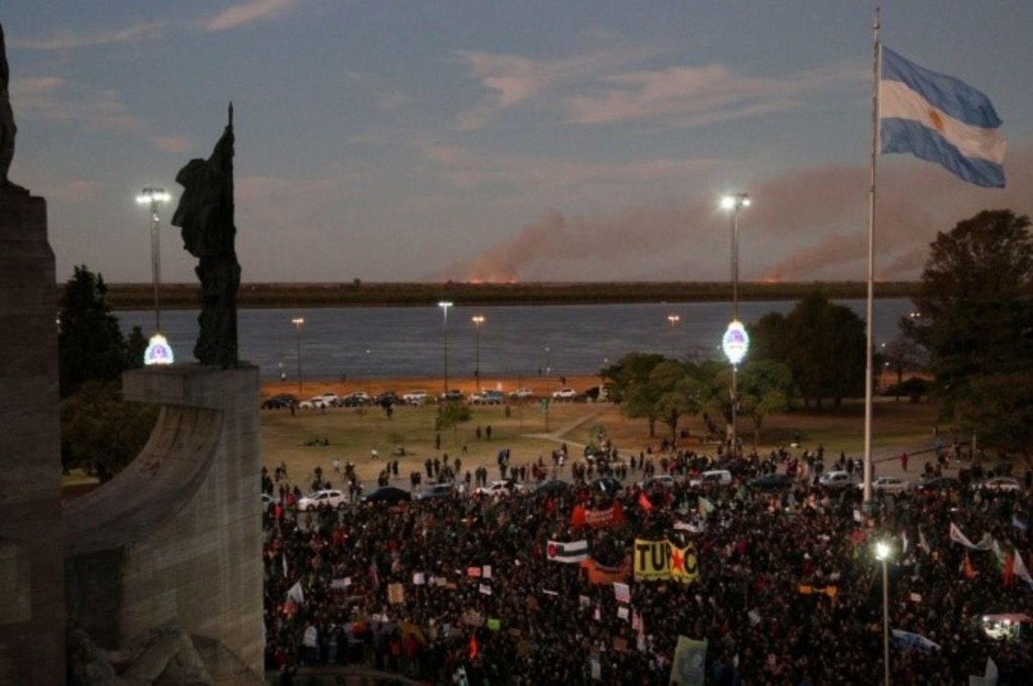 Rosario: una multitud se movilizó a gritar “No a las quemas en el humedal”