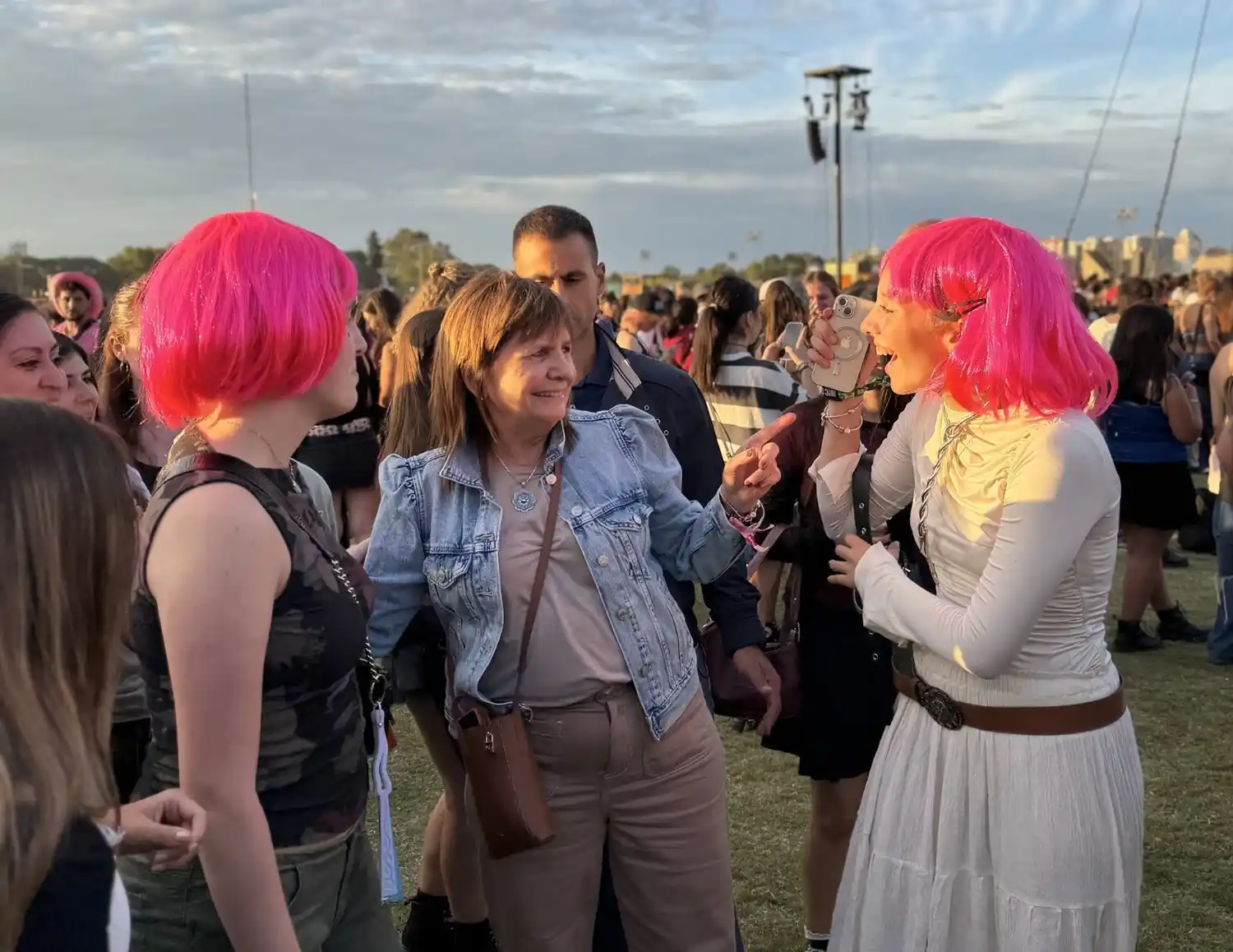 Patricia Bullrich posó con fans de Addison Rae que llevaban pelucas rosas.