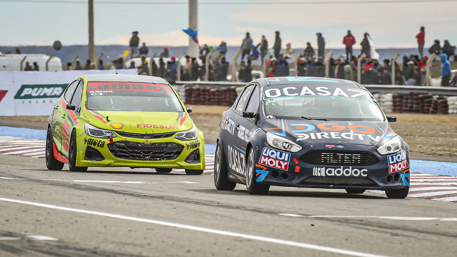 Leonel Pernía perseguido por Mallo, antes de la decisión estratégica de perder posiciones.