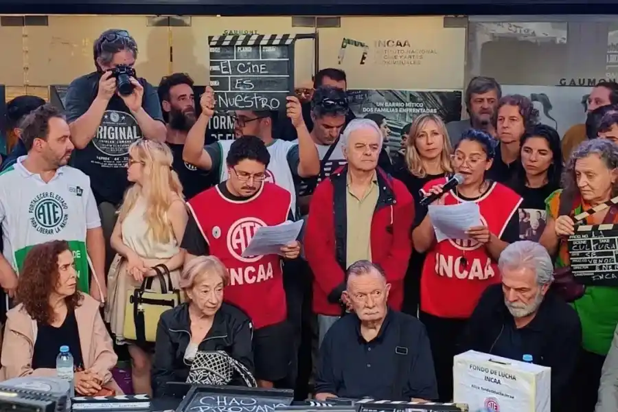 Manifestación en el cine Gaumont contra su posible venta y los recortes en el INCAA