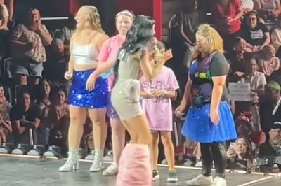 Inesperado: una fan de Katy Perry se desmayó en pleno show tras subir al escenario