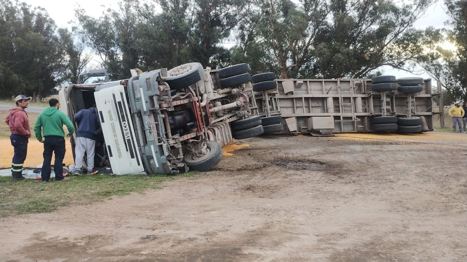 Transportista herido tras un vuelco en la ruta 88