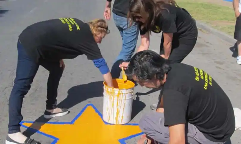 Tandil: Repintaron estrellas en recuerdo a víctimas de accidentes viales
