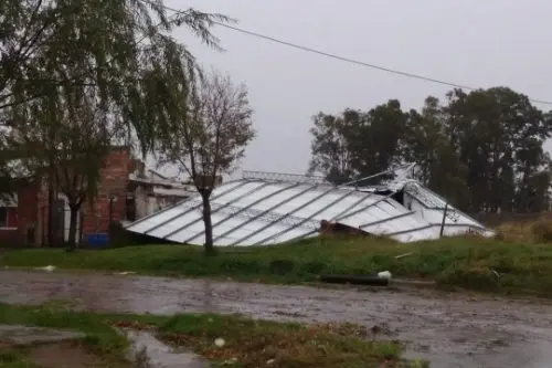 Un fuerte temporal provocó destrozos en varios distritos bonaerenses