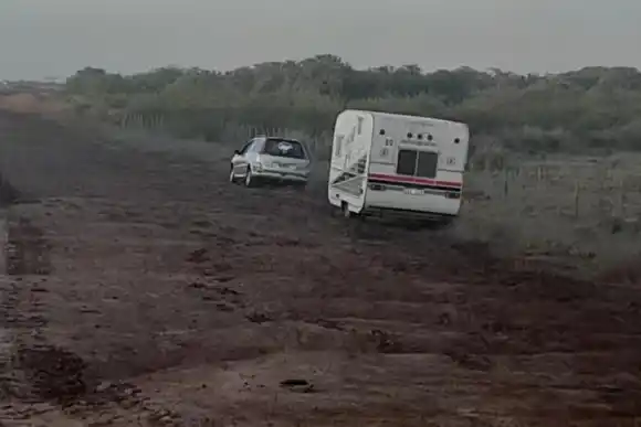 Un vehículo con casilla rodante despistó en la Autopista Nacional 19