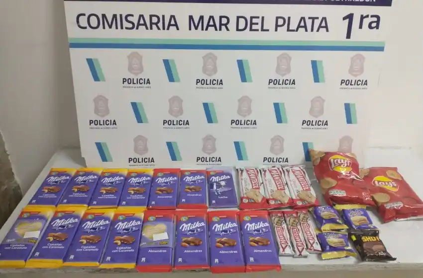 Fingieron una pelea y robaron $10 mil en chocolates y golosinas