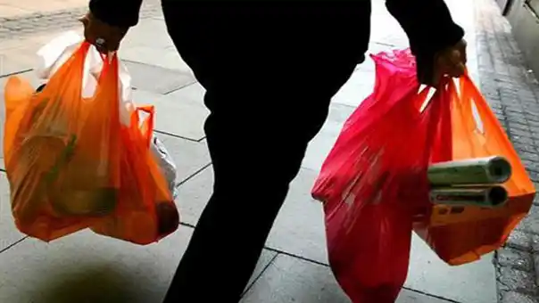 Buscan reducir la entrega de envoltorios plásticos en los supermercados  