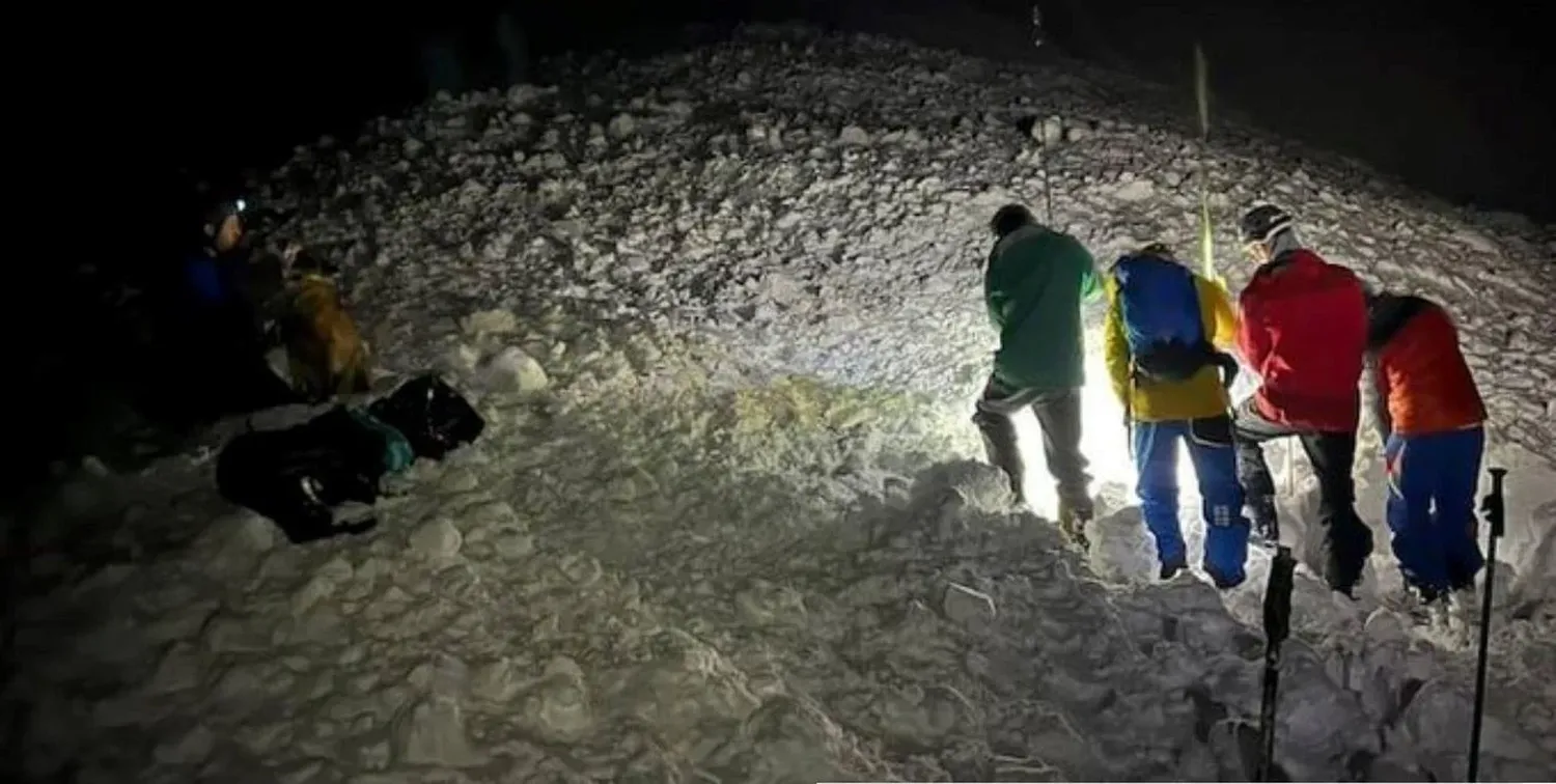 Encuentran vivo al tercer accidentado en la avalancha en el Cerro López Créditos: Club Andino Bariloche