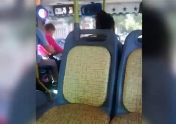 Un chofer de la línea 238 le enseñó a manejar a su hija en pleno recorrido 
