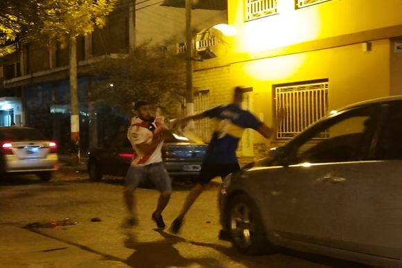 Pelea entre hinchas de River y Boca tras el superclásico: nena de 13 años recibió un botellazo y hubo un detenido