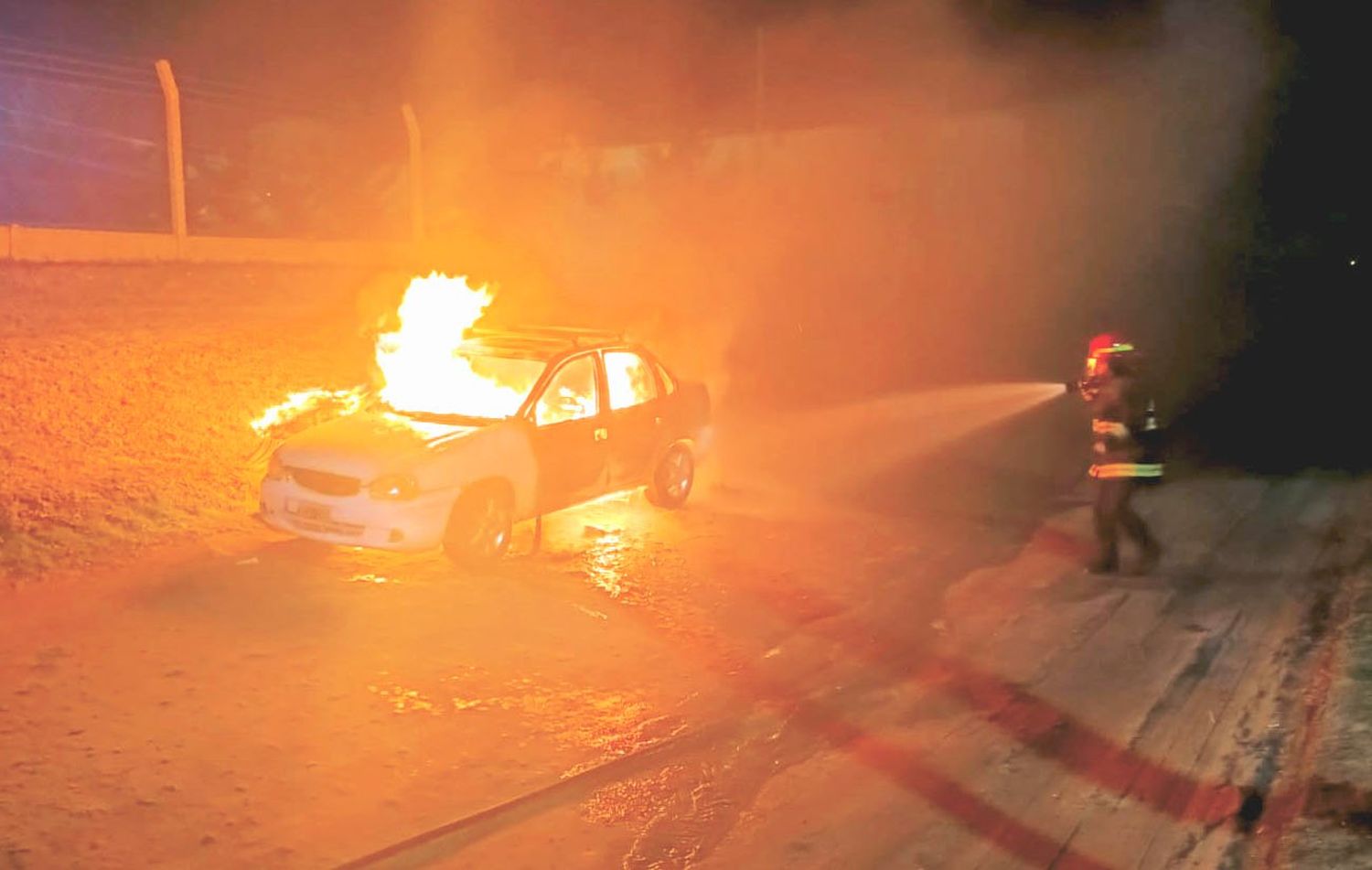 El auto que apareció prendiéndose fuego, había sido robado horas antes: las fotos