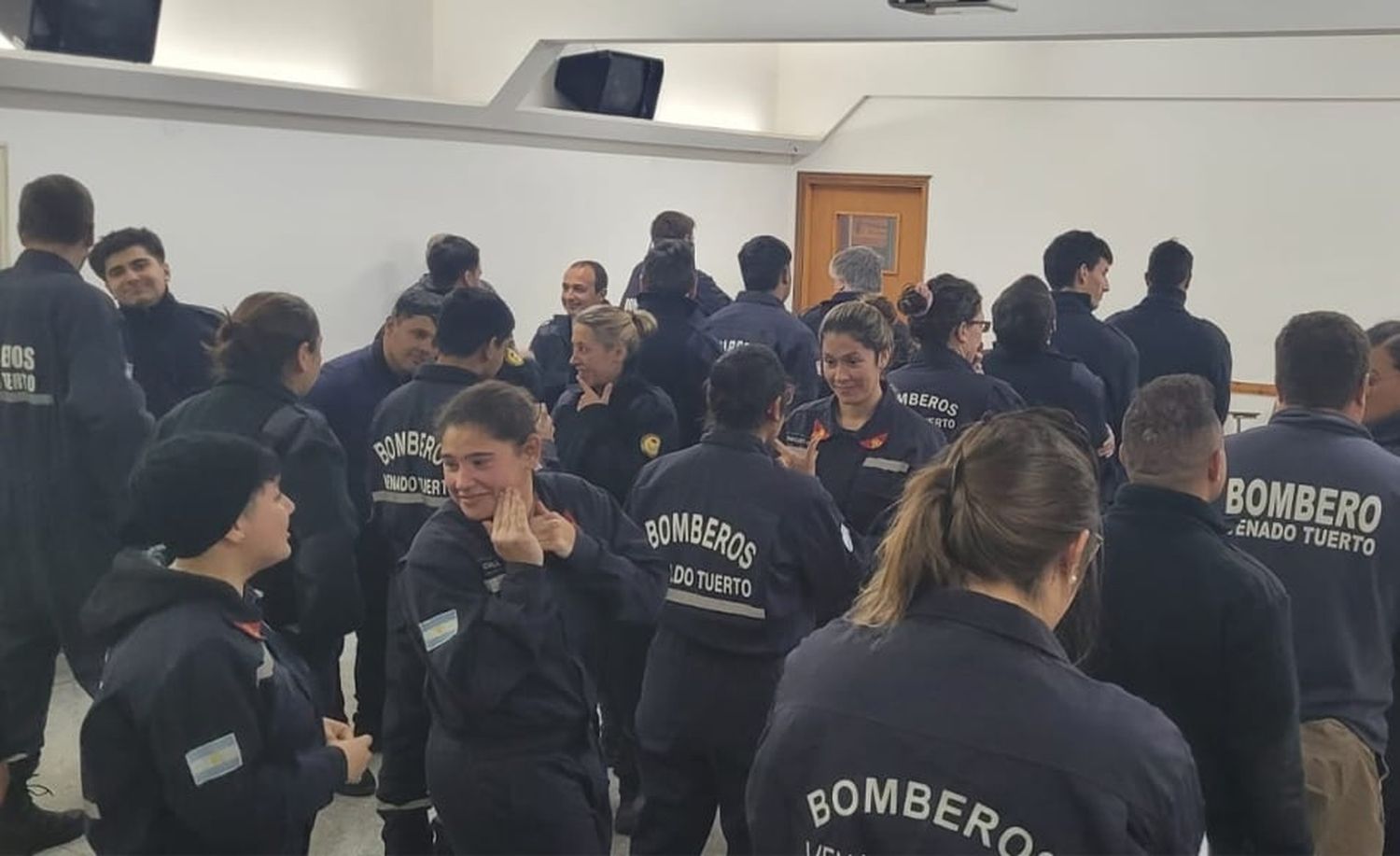 El Cuerpo Activo en las cales de Lengua de Señas. Crédito: Bomberos de Venado Tuerto.