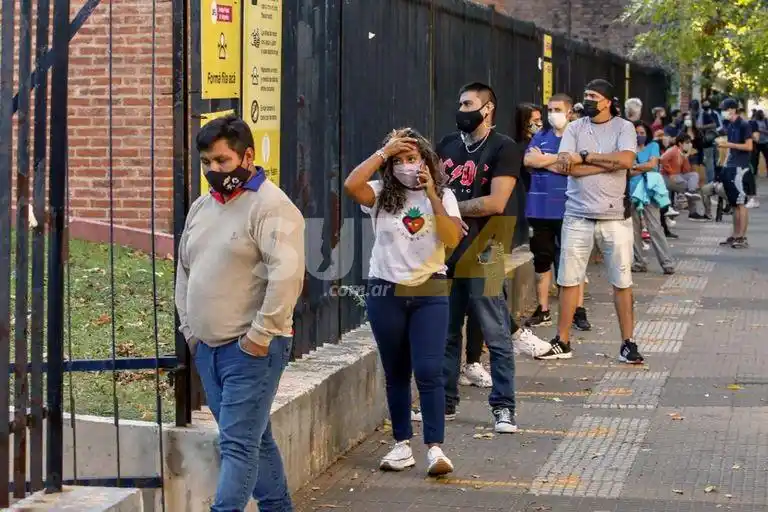 Covid: según especialistas habrá un pico y una caída abrupta de casos en los próximos 30 días