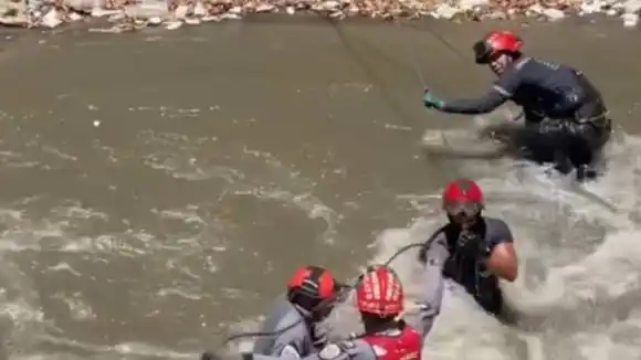 Recuperan un CADÁVER EN EL RÍO GUAIRE, durante operación rescatistas resultaron afectados (VIDEO)
