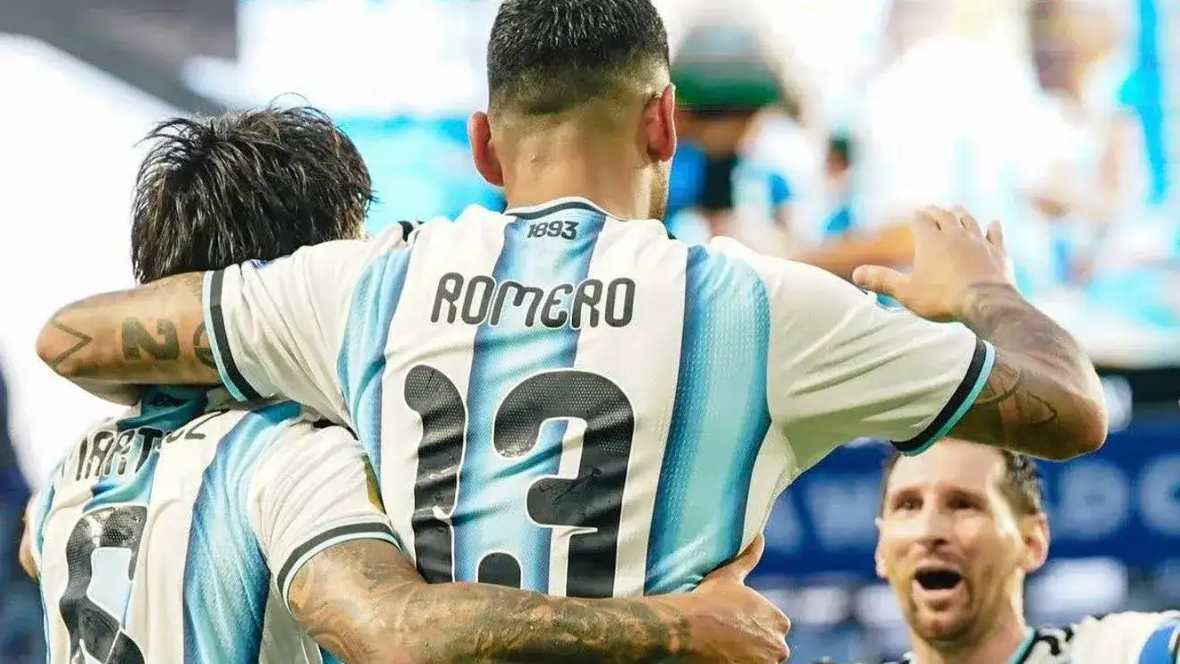 Romero, entre Lisandro Martínez y Messi.