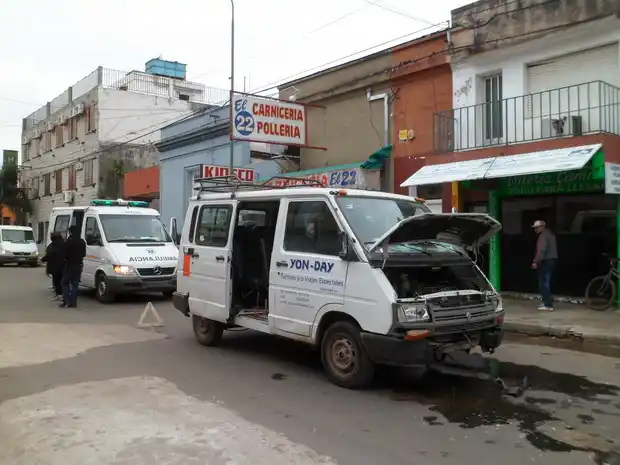 Una combi con escolares embistió de atrás a un auto