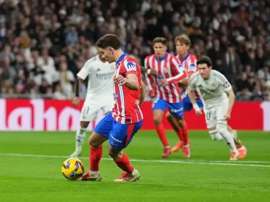 Julián Alvarez ejecuta con sutileza el penal del 1-0 parcial.