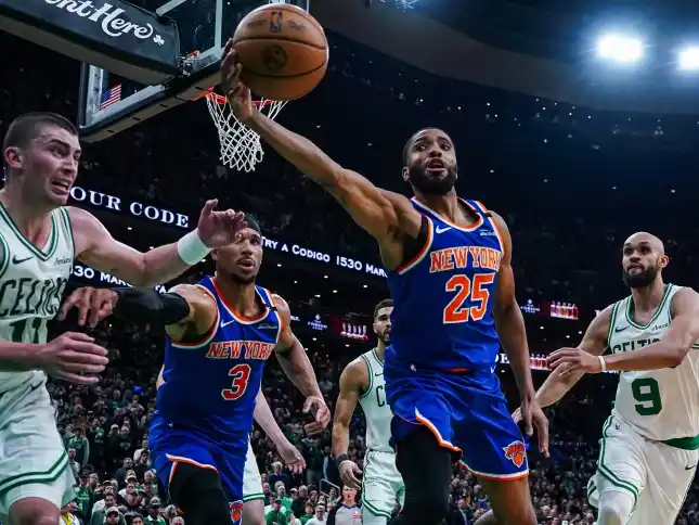 Mikal Bridges de los New York Knicks durante una jugada contra los Boston Celtics .Foto: David Butler II / Reuters