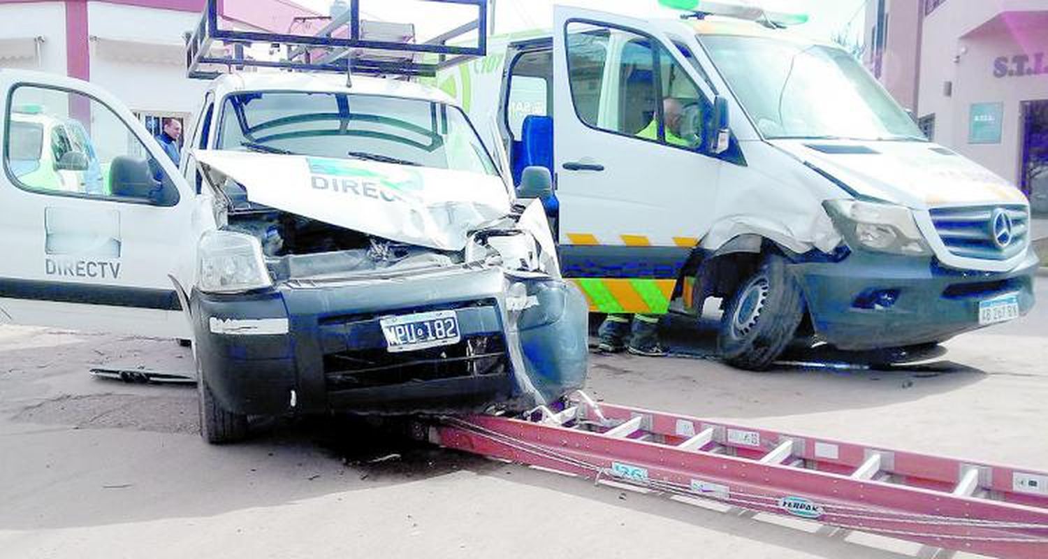 Ambulancia en contramano chocó contra un utilitario