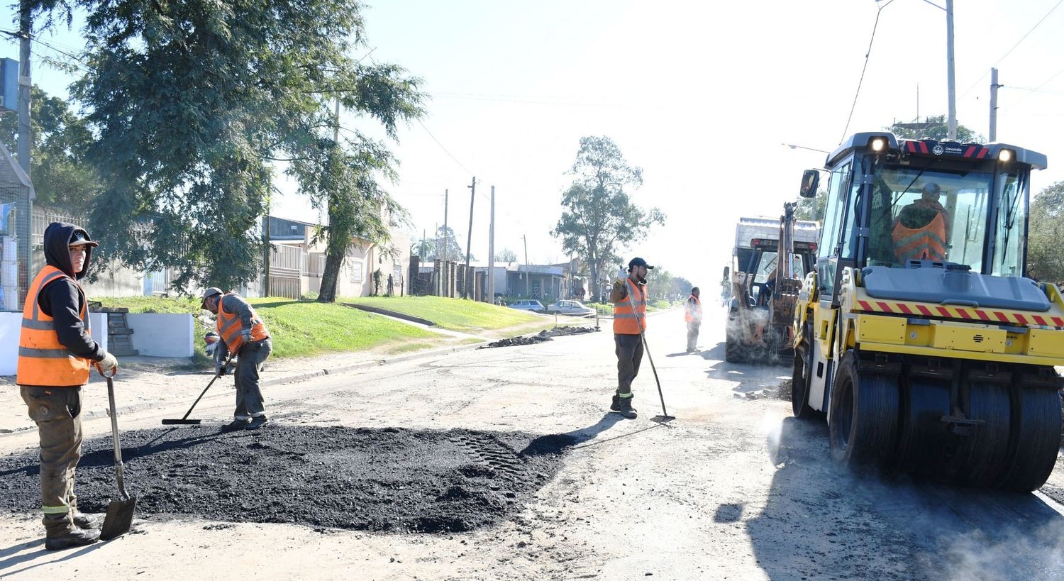 Con equipos y personal propio, la municipalidad continúa con el programa de arreglo y bacheo de calles