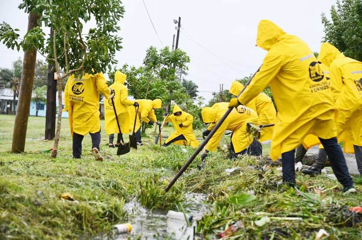 Fuertes ráfagas de viento y lluvia causaron 
complicaciones en varios barrios de la ciudad