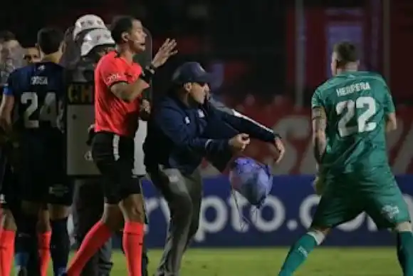 Talleres en Brasil: agresión policial y jugadores demorados