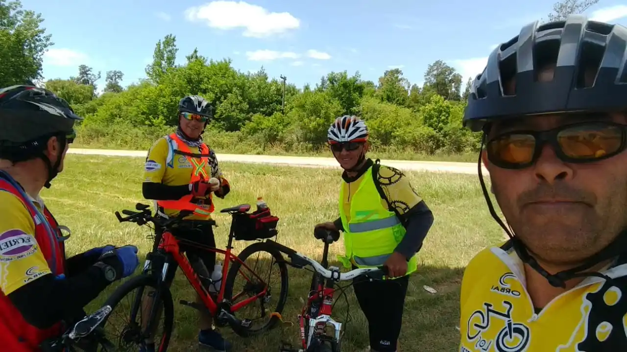 Pedalearon durante diez horas por la ruta para unir Gualeguaychú y Luján