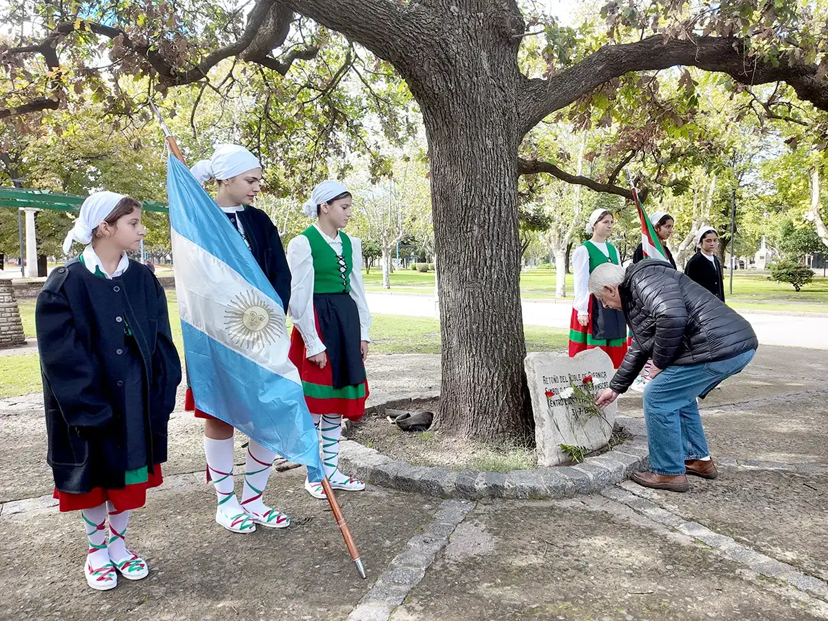 Tradicional. Colocación de claveles junto al árbol de roble de Gernika