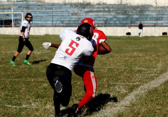 Gran debut del tandilense Franceschetti en el fútbol americano de Brasil
