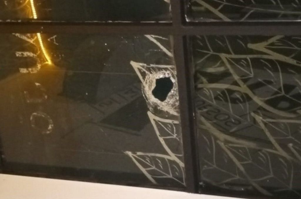 El herido, de 42 años, se ubicaba en la planta alta de la vinería cuando sufrió el ataque.