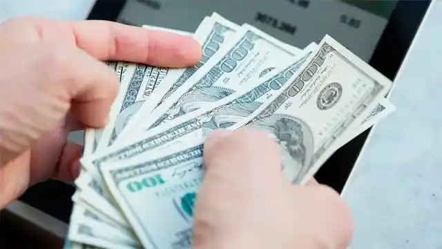 El dólar "blue" salta 10% y supera los $73 tras el anuncio del "dólar turista"