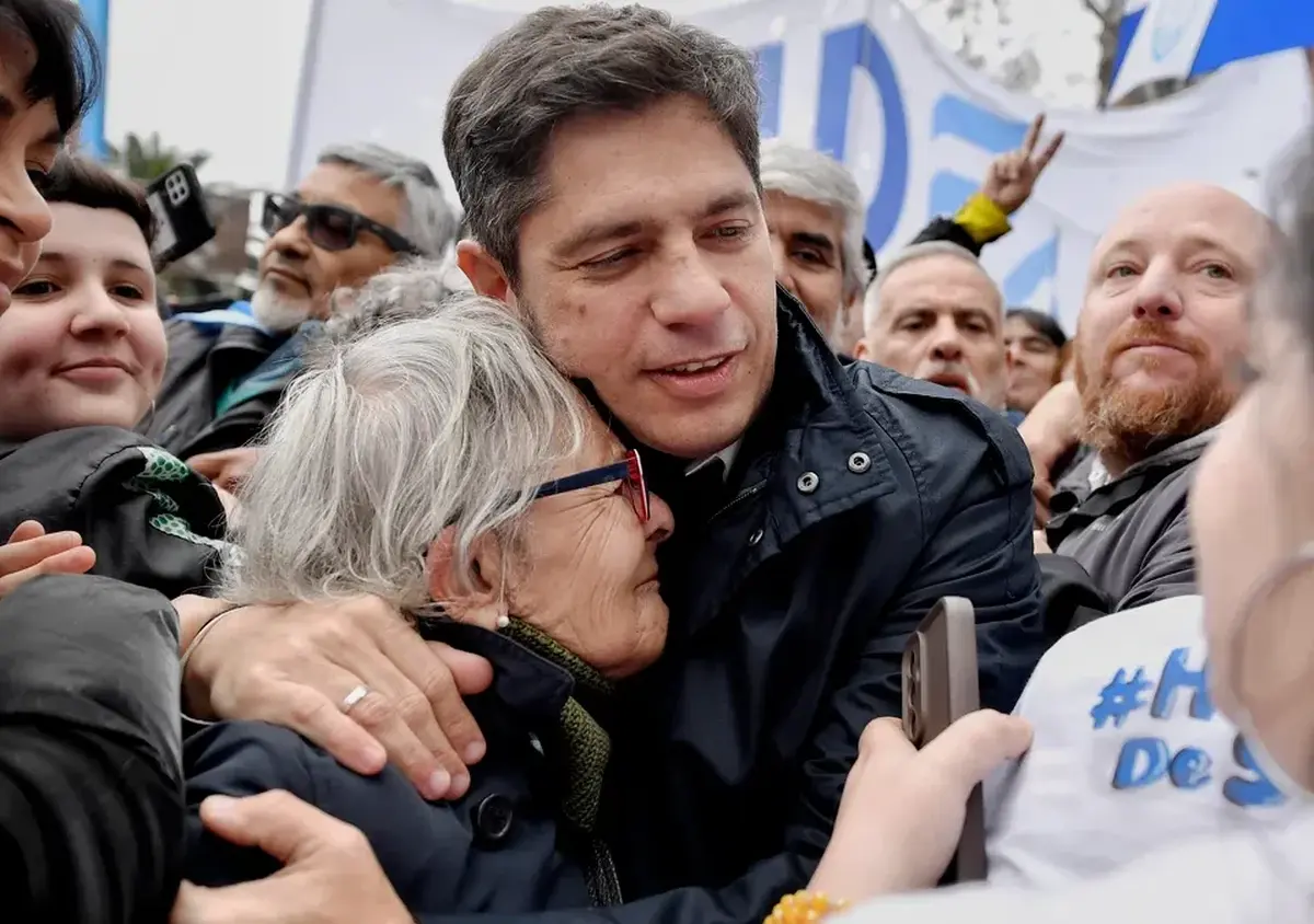 "Estamos ante un presidente que quiere vender nuestro territorio", expuso.