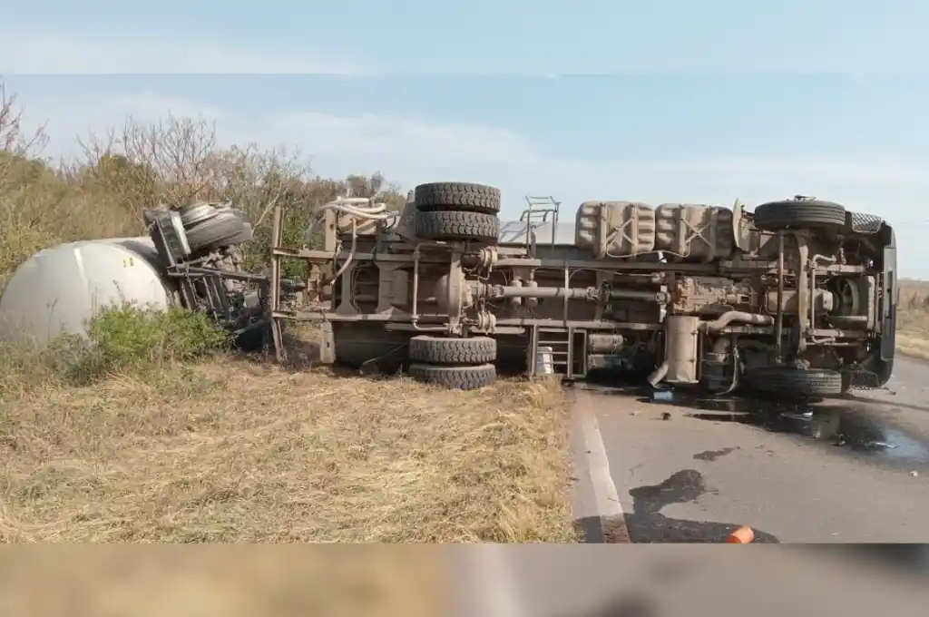Para remover el camión fue necesaria la presencia de una grúa de gran porte.