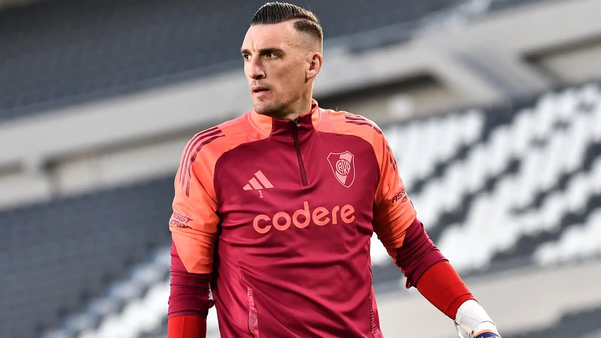 Armani cerca de volver al arco de River.