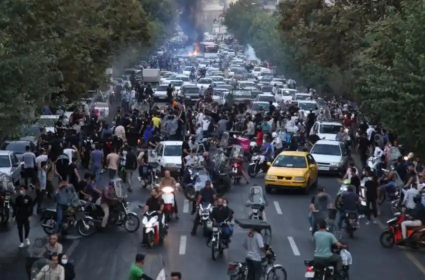 La policía de Irán promete reprimir firmemente las protestas por la muerte de una mujer