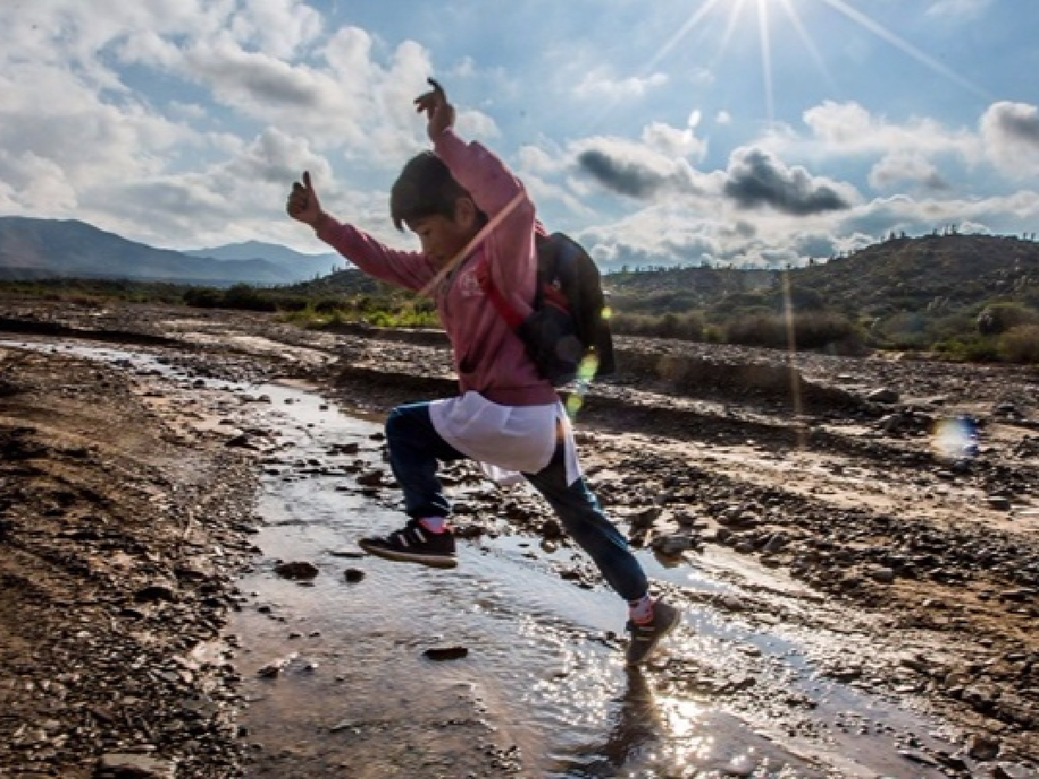 La historia del niño que camina 12 kilómetros para estudiar