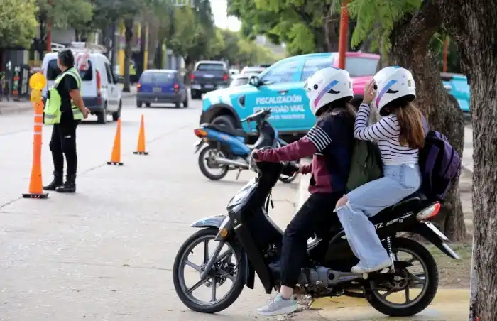Los cascos son para mejorar la protección de quienes circulan en dos ruedas.