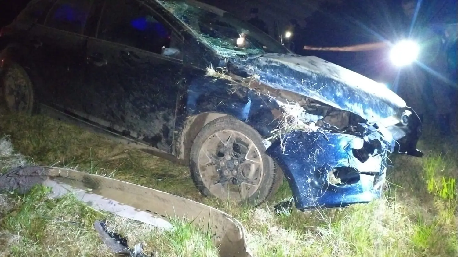 Un auto volcó en la autopista Rosario-Córdoba y terminó destruido