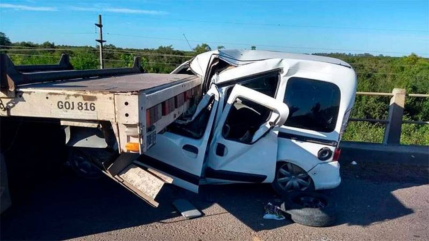 Impresionante accidente en puente de Ruta 39: chocaron dos camiones y dos autos