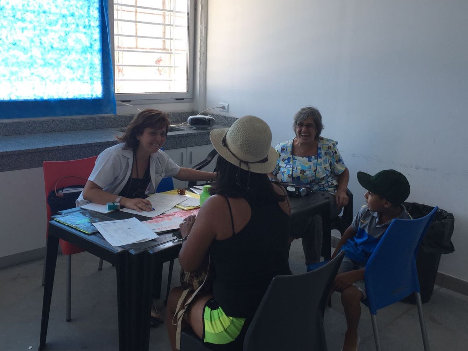 Realizan controles de salud para niños en los polideportivos barriales