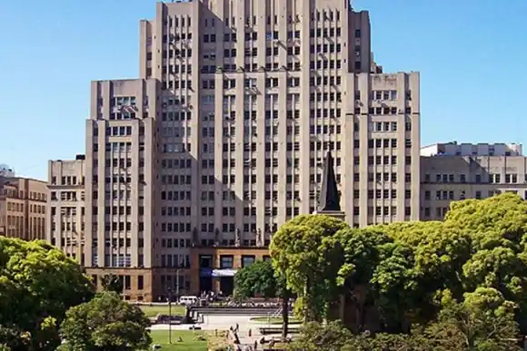 La Facultad de Medicina de la UBA decidió cortar el suministro eléctrico de todas las áreas comunes