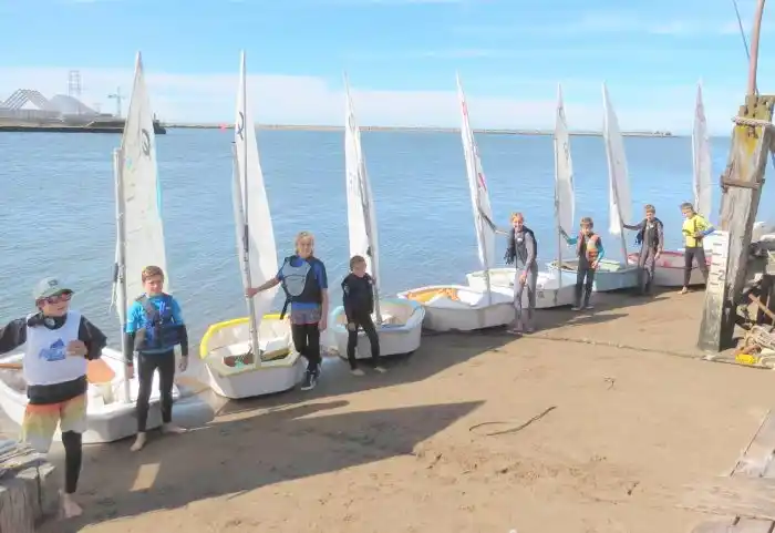 Vientos y sol en el inicio del campeonato de Optimist