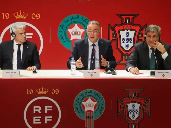De izquierda da derecha: Fernando Gómez, presidente de la Federación Portuguesa de Fútbol; ​​Fawzi Lakjaa, presidente de la Real Federación Marroquí de Fútbol, ​​y Pedro Rocha, presidente de la Federación Española de Fútbol . Foto: EFE