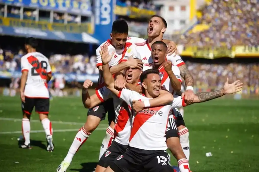 Enzo Díaz en el centro del festejo, luego de su gol