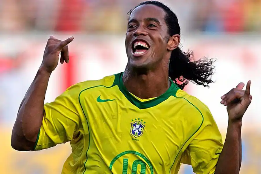 Ronaldinho vuelve al fútbol: jugará en la Kings League que crearon Ibai Llanos y Piqué