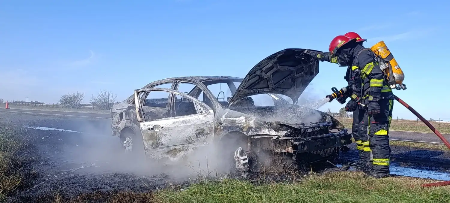 Los bomberos actuaron con rapidez, pero las llamas fueron destructivas. Foto: BVVT