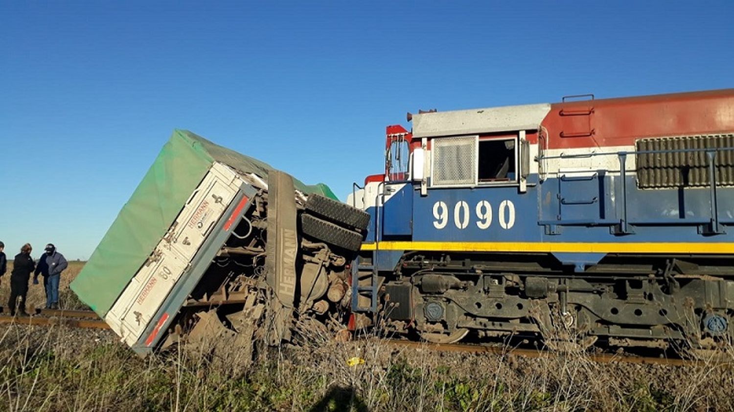 POLICIALES: TREN EMBISTIÓ A UN CAMIÓN EN LÓPEZ