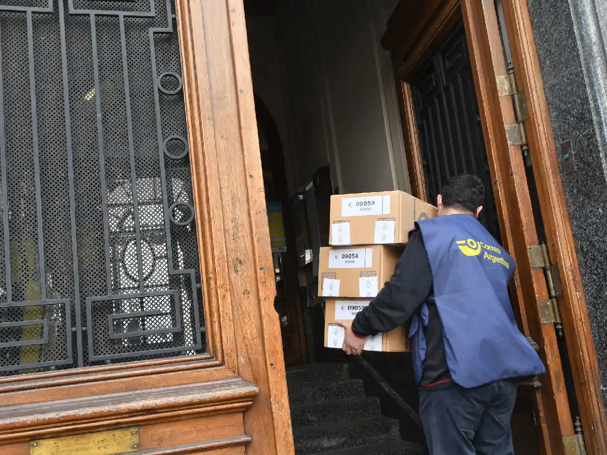 Comenzó la distribución de más de 100 mil urnas en todo el país