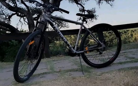 Le robaron la bici del patio de su casa